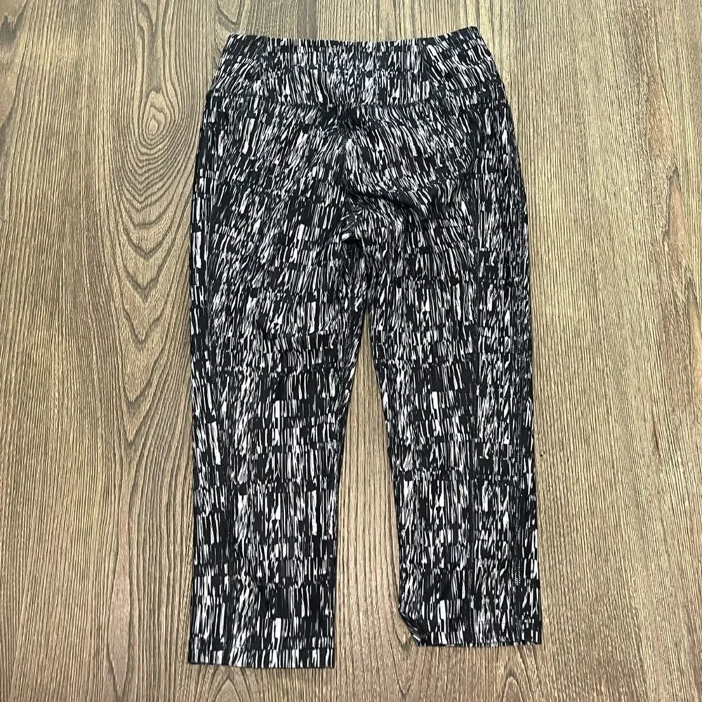 Nike Leggings Dri Fit Capri Athletic Yoga Gym Geometric Black Gray Size Small